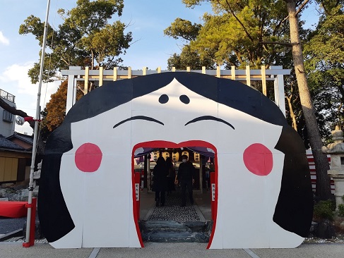 別小江神社の本殿・拝殿前（節分）