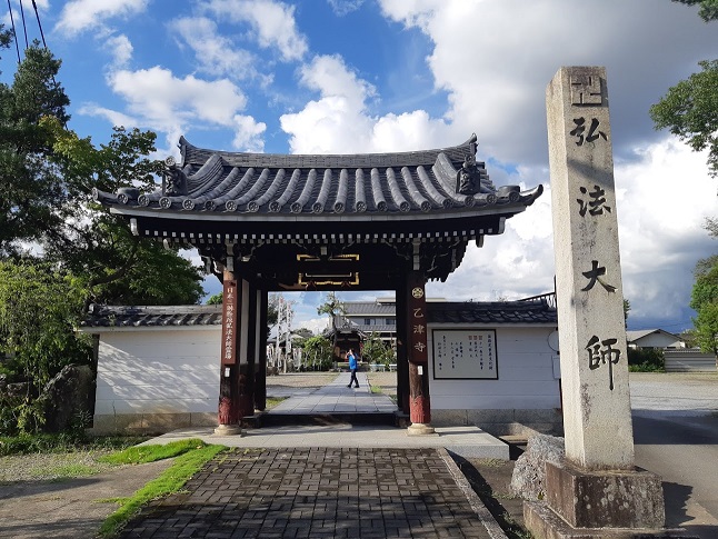 鏡島弘法の南大門