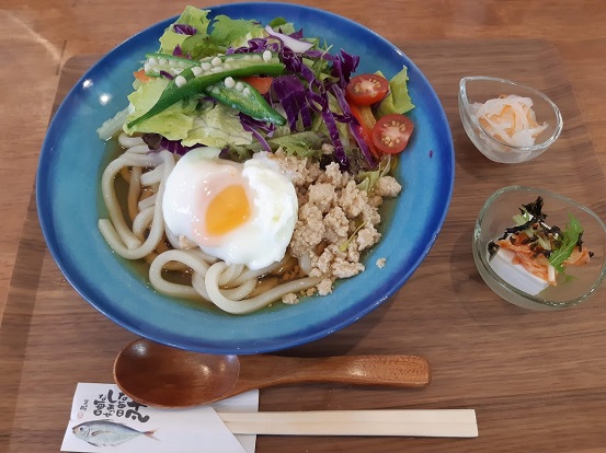 カフェクレアのとりそぼろサラダうどん