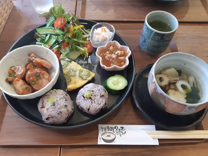 カフェクレアのおにぎりプレートランチ